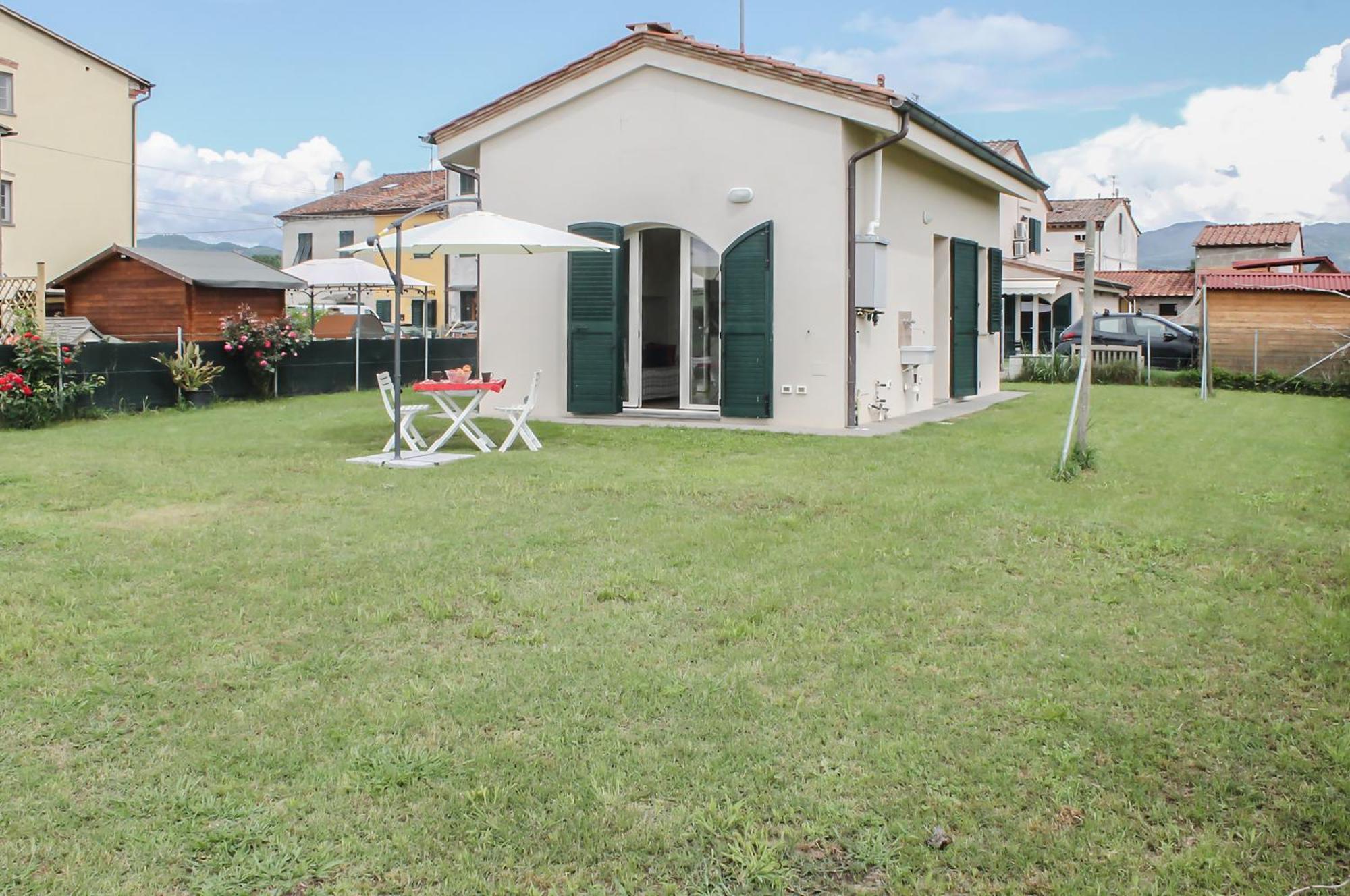 Modern Home With Private Parking Near The Station! Λούκα Εξωτερικό φωτογραφία