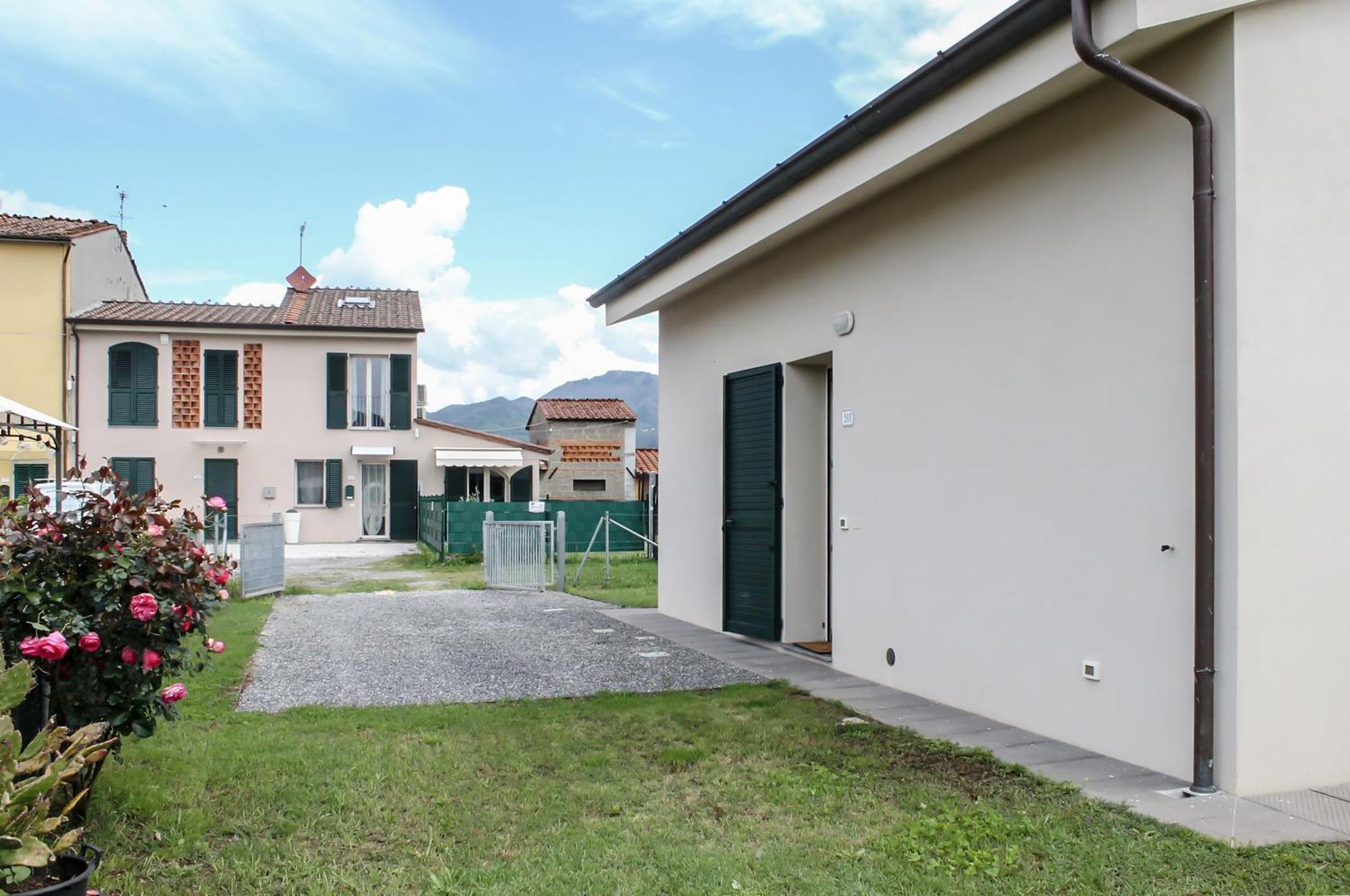 Modern Home With Private Parking Near The Station! Λούκα Εξωτερικό φωτογραφία